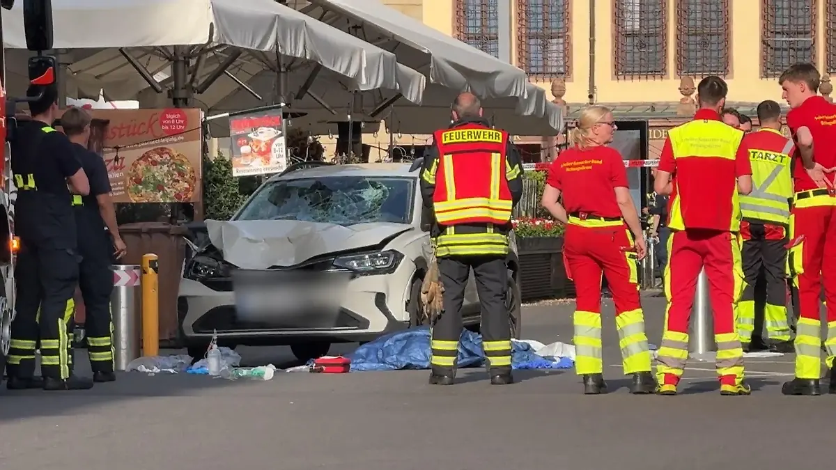 Zwei Tote! Auto rast in Leipziger Innenstadt in eine Menschengruppe Fahrer wohl festgenommen