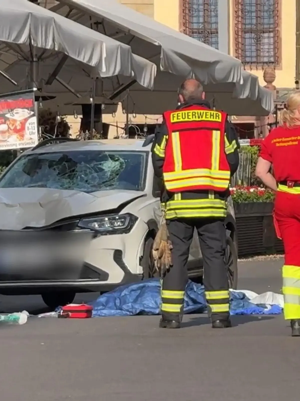 Bild zu: "Zwei Tote! Auto rast in Leipziger Innenstadt in eine Menschengruppe"