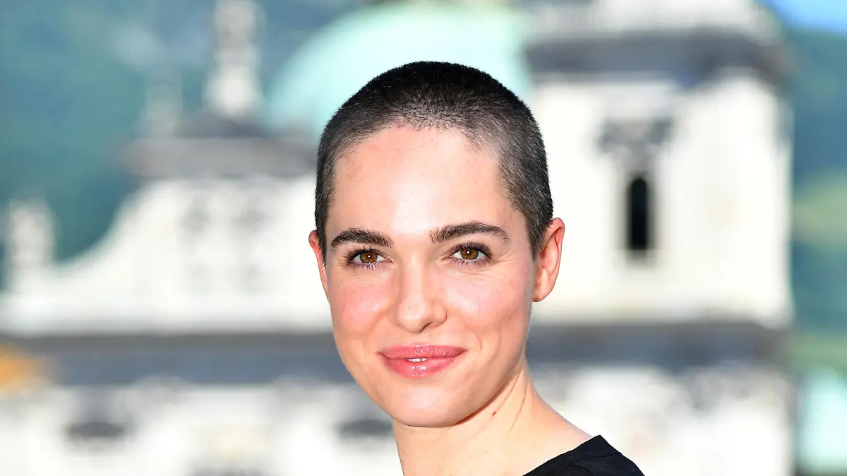 14.06.2021, Österreich, Salzburg: Verena Altenberger, Schauspielerin aus Österreich, ei einem Pressetermin der Salzburger Festspiele. Sie wird auf den Salzburger Festspielen 2021 die Buhlschaft im Jedermann spielen. Foto: Barbara Gindl/APA/dpa +++ dpa-Bildfunk +++