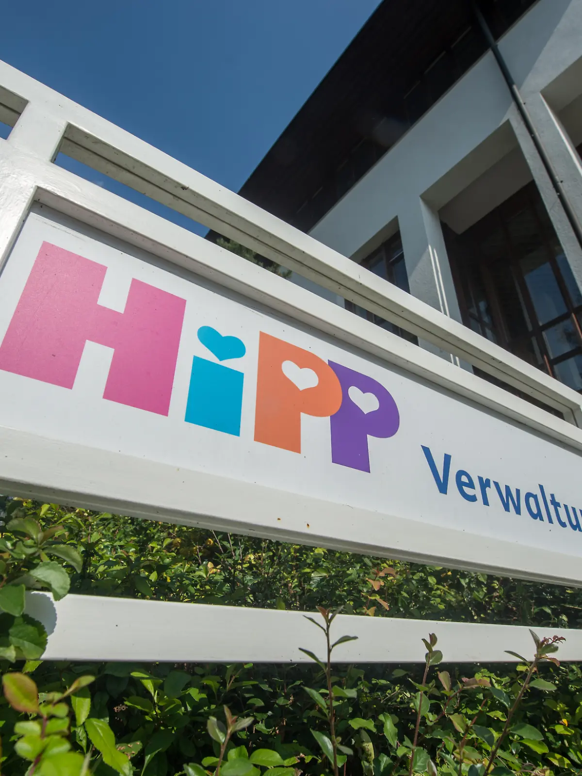 ARCHIV - Die Firmenzentrale des Babynahrungherstellers Hipp, aufgenommen am 28.09.2016 in Pfaffenhofen an der Ilm (Bayern). Foto: Armin Weigel/dpa (zu dpa "Hipp ruft Frühstücks-Ringe für Kinder wegen Metalldraht zurück" vom 13.10.2016) +++ dpa-Bildfunk +++