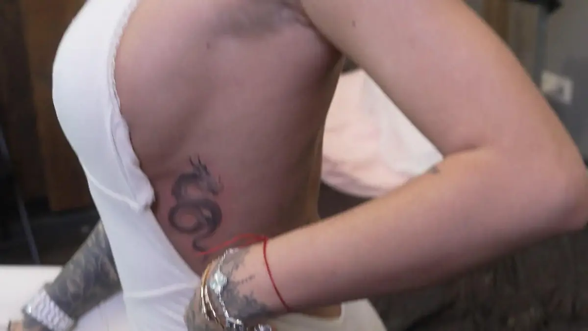Warum lässt sich Katja Krasavice dieses krasse Tattoo stechen? Bruder Gedenken Rapperin