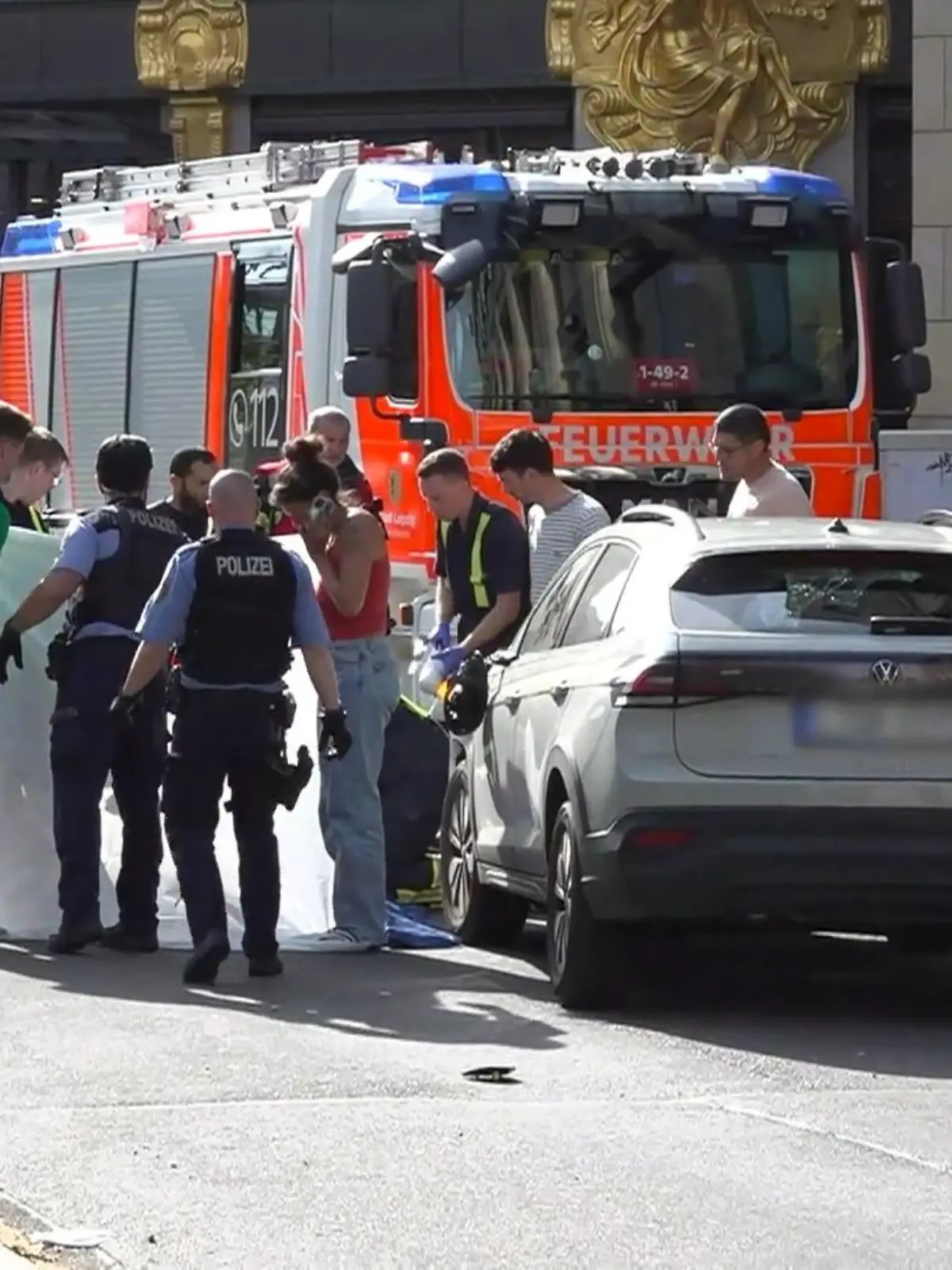 Bild zu: "Amokfahrt in Leipzig! PKW rast in Menschen – Augenzeugin: „Auf diesem Auto war eine Frau""