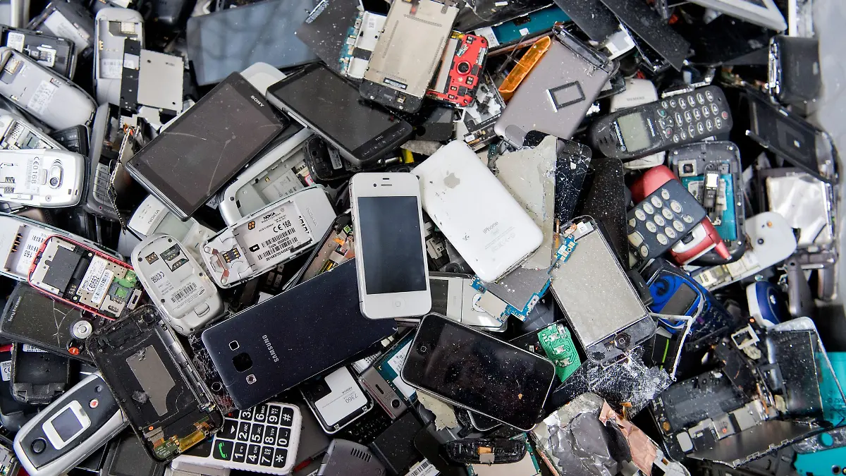 Lieber weg damit: Alte Smartphones, Telefone und andere Elektronikgeräte sollten nicht zu lange daheim lagern. Im Recycling sind sie besser aufgehoben.