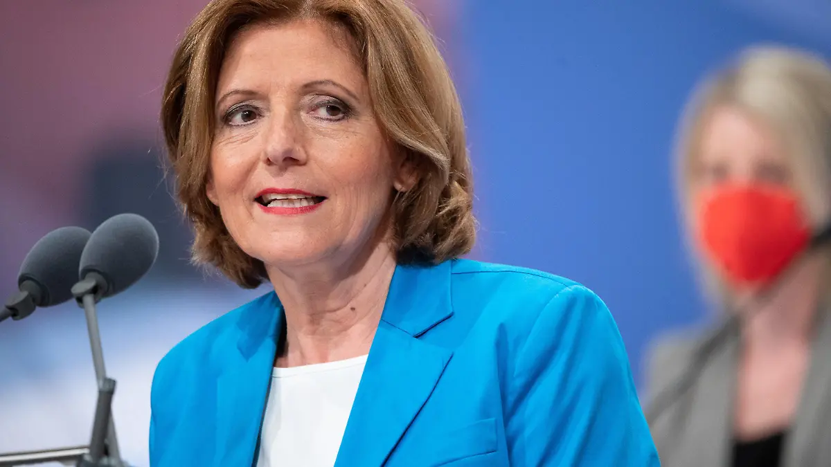 ARCHIV - 16.06.2021, Rheinland-Pfalz, Mainz: Malu Dreyer (SPD), Ministerpräsidentin von Rheinland-Pfalz, gibt während der 2. Sitzung des 18. Landtags von Rheinland-Pfalz eine Regierungserklärung. Nach Einschätzung von Dreyer ist die Corona-Pandemie noch nicht überstanden. (zu dpa «Dreyer zu Corona-Pandemie: «Es ist leider nicht vorbei»») Foto: Sebastian Gollnow/dpa +++ dpa-Bildfunk +++
