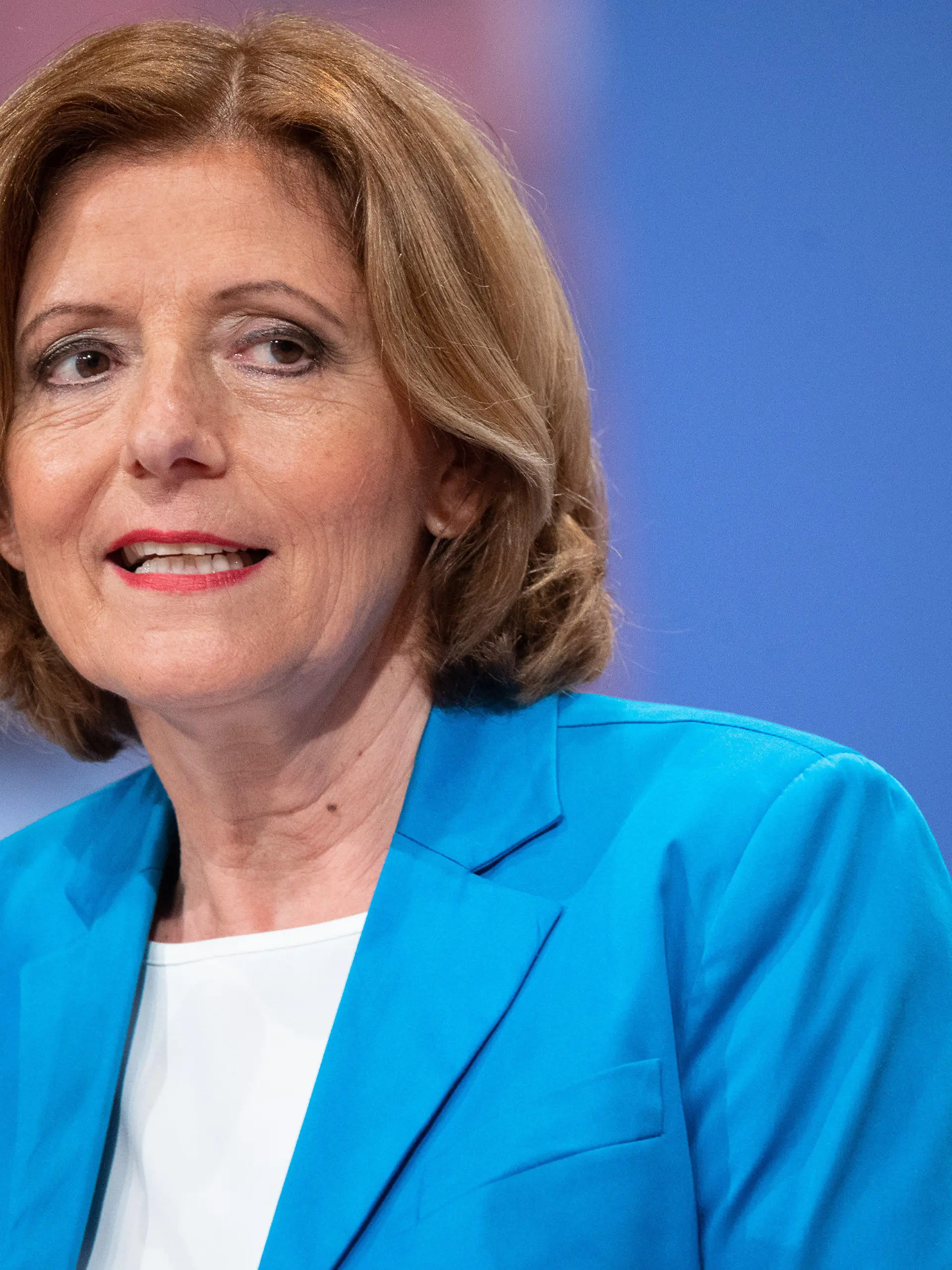 ARCHIV - 16.06.2021, Rheinland-Pfalz, Mainz: Malu Dreyer (SPD), Ministerpräsidentin von Rheinland-Pfalz, gibt während der 2. Sitzung des 18. Landtags von Rheinland-Pfalz eine Regierungserklärung. Nach Einschätzung von Dreyer ist die Corona-Pandemie noch nicht überstanden. (zu dpa «Dreyer zu Corona-Pandemie: «Es ist leider nicht vorbei»») Foto: Sebastian Gollnow/dpa +++ dpa-Bildfunk +++