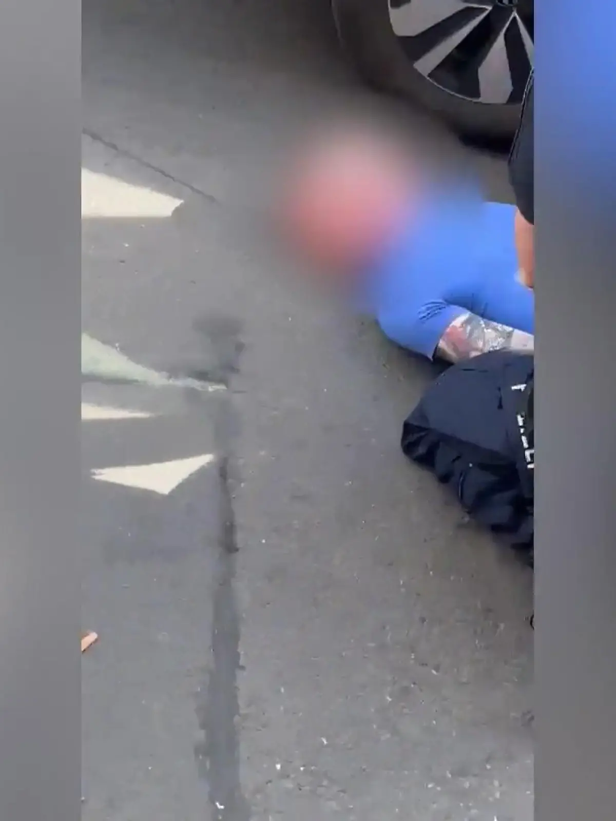 Die Polizei nimmt den mutmaßlichen Täter fest