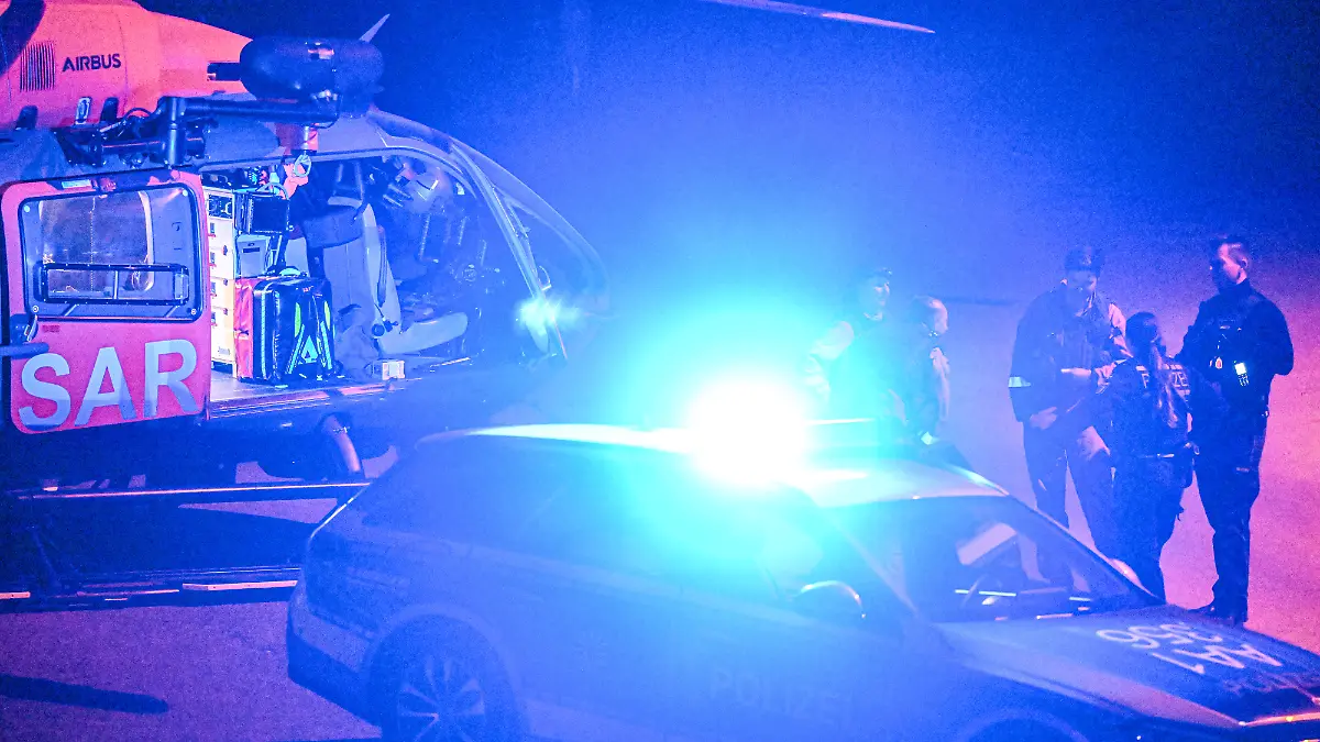 Einsatzkräfte von Bergwacht und Rettungsdiensten sind im Waldgebiet Rosenstein bei Heubach im Einsatz. Eine Person ist schwer verunglückt. Während ein Bundeswehrhubschrauber mit Seilwinde in Bereitschaft steht, ist ein weiterer Rettungshubschrauber im Einsatz  die Bergung gestaltet sich zunehmend schwierig mit Einbruch der Dunkelheit.