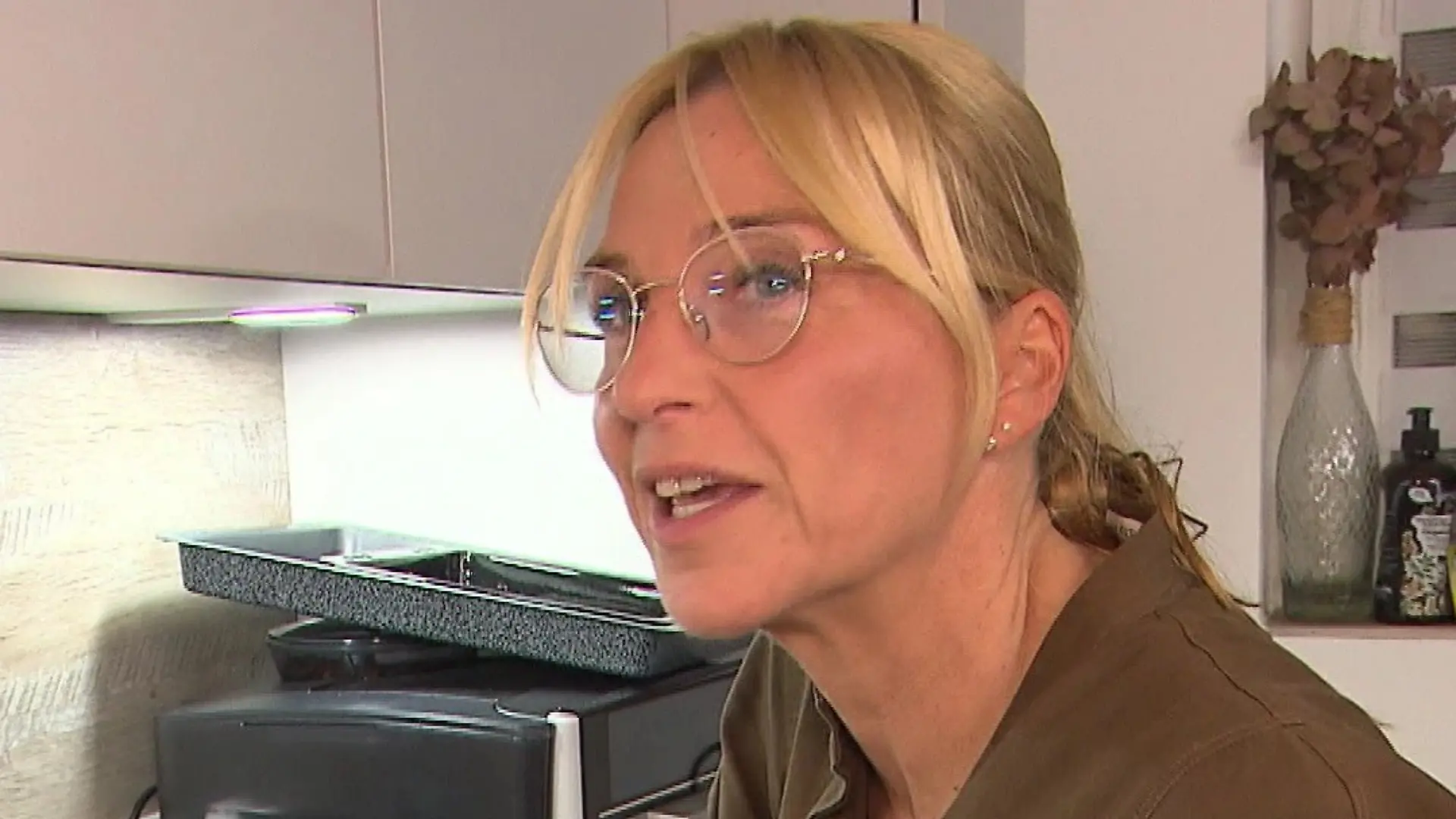 Das perfekte Dinner: Gastgeberin Sandra in der Küche in Nahaufnahme