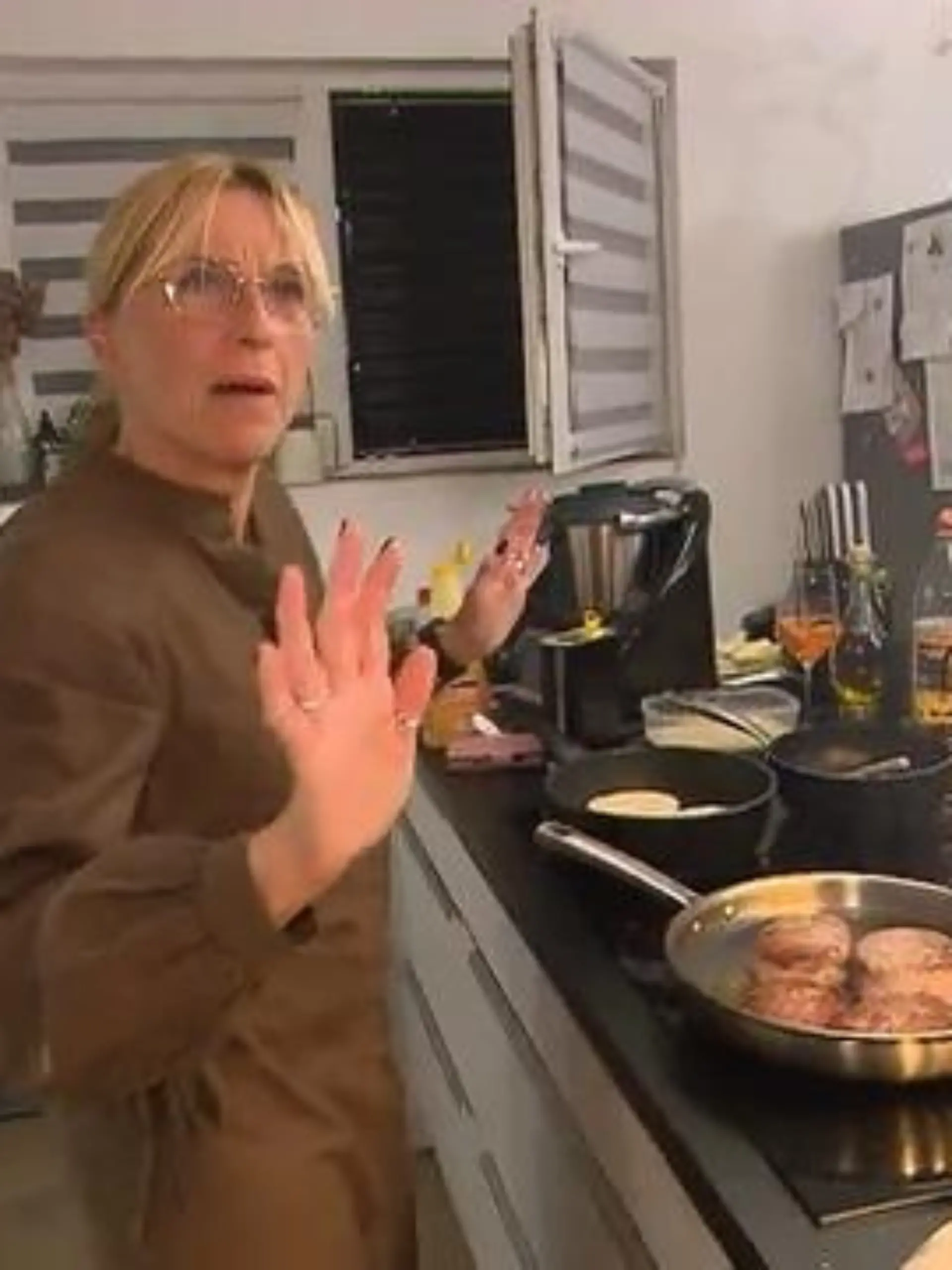 Das perfekte Dinner: Gastgeberin Sandra vor einer Pfanne mit Rinderfilet in ihrer Küche