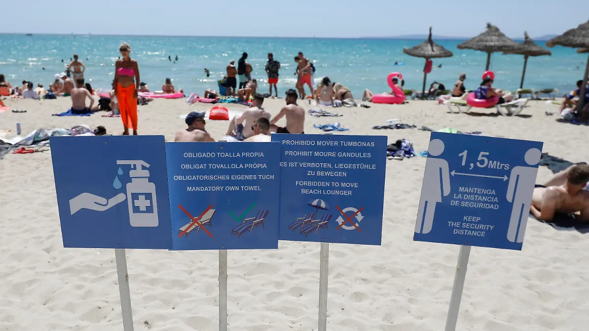 Strenge Hygienevorschriften am Strand von Arenal auf Mallorca.