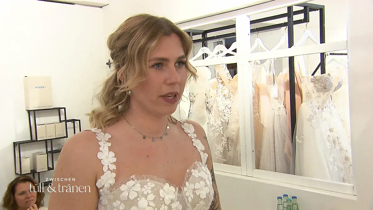 Findet Claudia Charlines Traumkleid? Blüten und Glitzer
