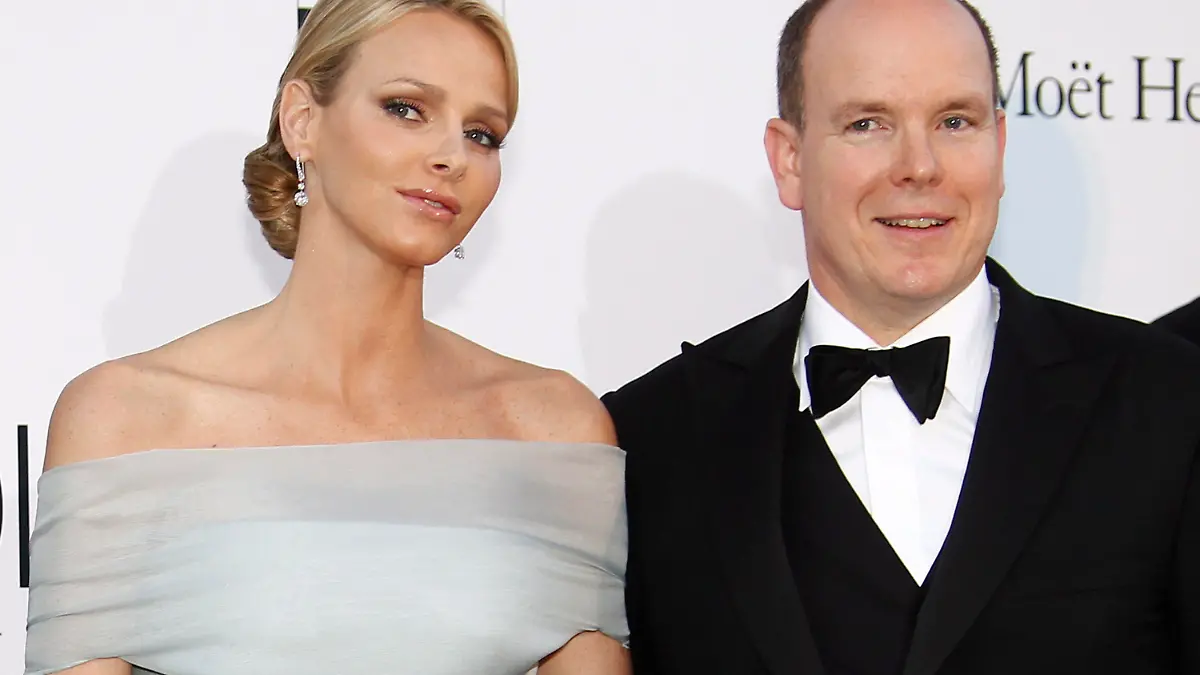 ARCHIV - Fürst Albert II. von Monaco und seine Verlobte Charlene Wittstock nehmen an der amfAR Gala 2011 in Cap d'Antibes in Frankreich teil (Archivfoto vom 19.05.2011). Am 1. Juli heiratet das Paar standesamtlich, am 2. Juli kirchlich in Monaco. Foto: IAN LANGSDON (zu dpa-KORR "Monaco im Hochzeitsfieber: In einem Monat ist es soweit" vom 31.05.2011) +++(c) dpa - Bildfunk+++