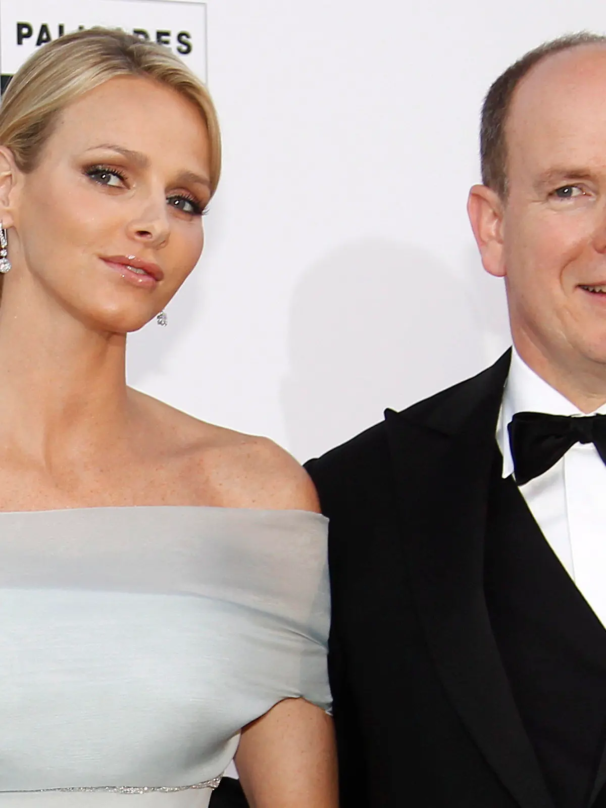 ARCHIV - Fürst Albert II. von Monaco und seine Verlobte Charlene Wittstock nehmen an der amfAR Gala 2011 in Cap d'Antibes in Frankreich teil (Archivfoto vom 19.05.2011). Am 1. Juli heiratet das Paar standesamtlich, am 2. Juli kirchlich in Monaco. Foto: IAN LANGSDON (zu dpa-KORR "Monaco im Hochzeitsfieber: In einem Monat ist es soweit" vom 31.05.2011)  +++(c) dpa - Bildfunk+++