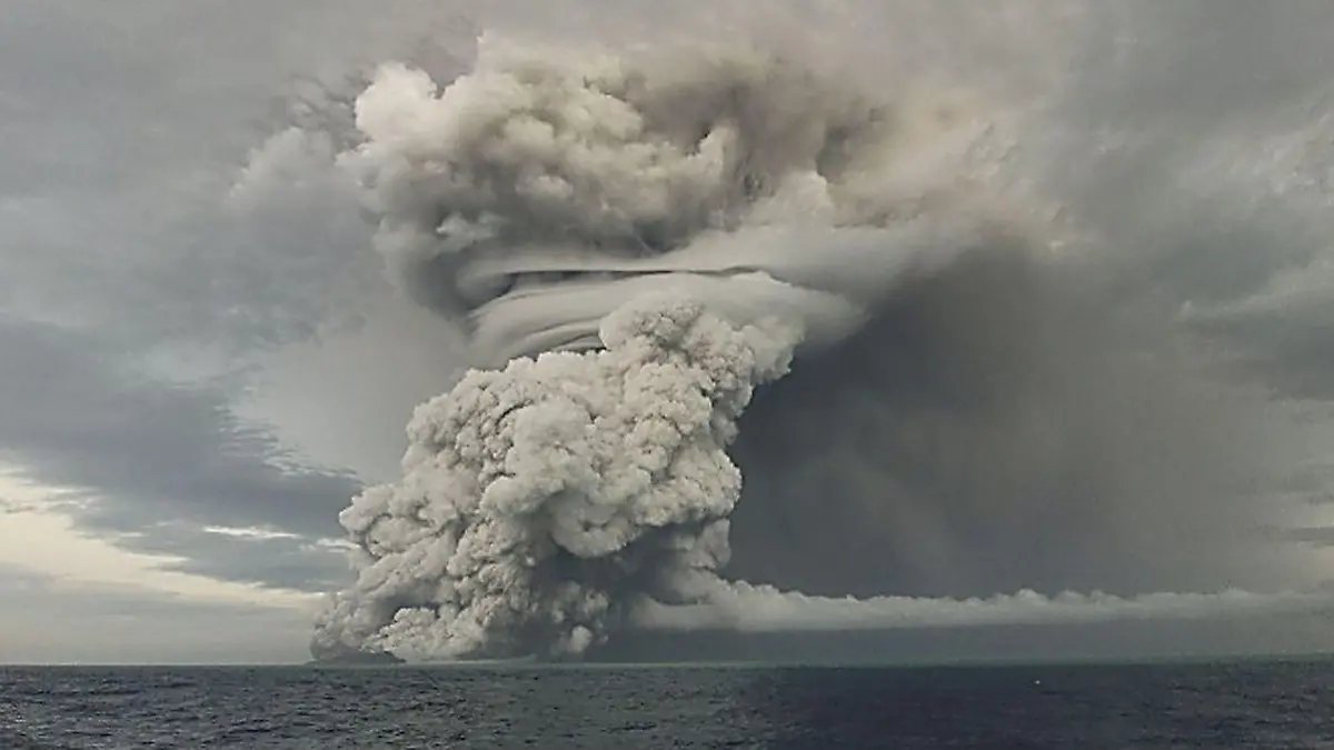 ARCHIV - 14.01.2022, Tonga, Hunga Ha'apai: Über dem Vulkan Hunga Ha'apai steigt in nordöstlicher Richtung eine große Asche-, Dampf- und Gaswolke bis in eine Höhe von 18-20 km über dem Meeresspiegel auf. (zu dpa: «UN-Bericht: Welt auf digitalen Super-GAU nicht vorbereitet») Foto: Tonga Geological Services/ZUMA Press Wire Service/dpa - ACHTUNG: Nur zur redaktionellen Verwendung und nur mit vollständiger Nennung des vorstehenden Credits +++ dpa-Bildfunk +++