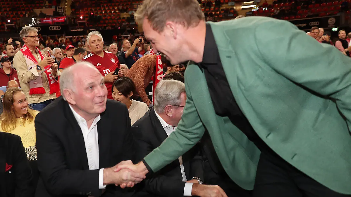 Julian Nagelsmann begrüßt Uli Hoeneß