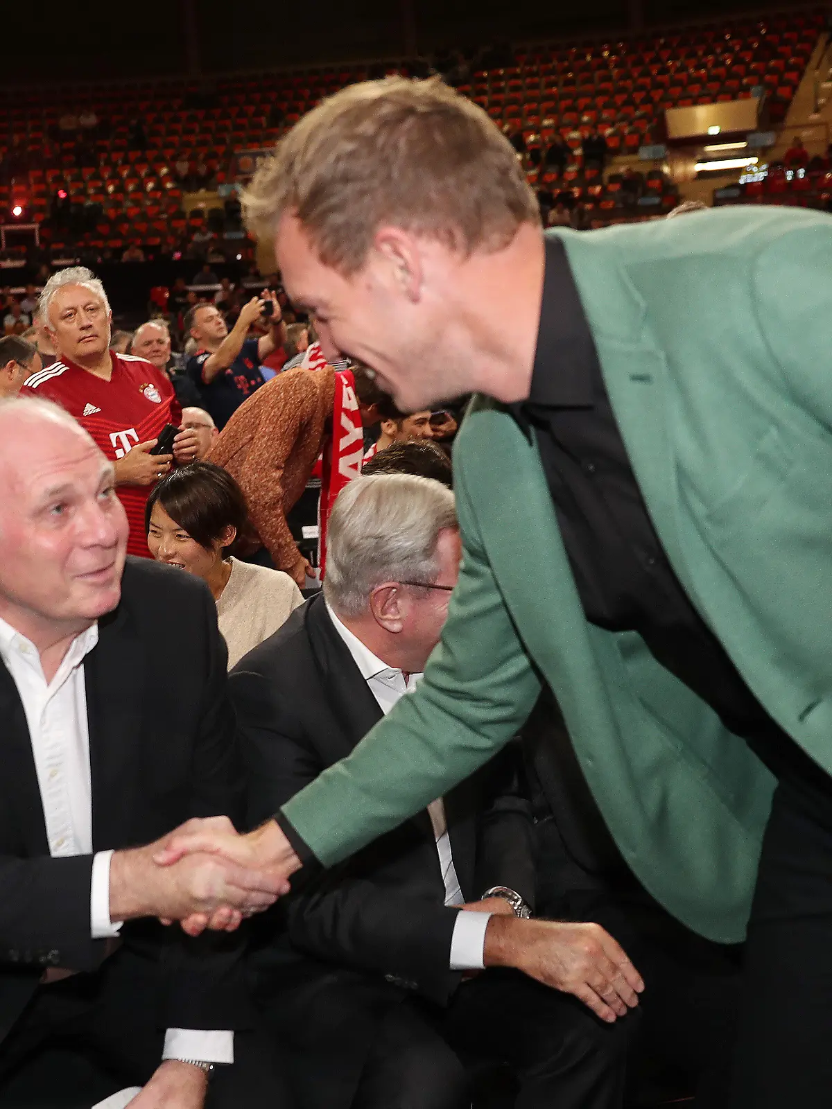 Julian Nagelsmann begrüßt Uli Hoeneß