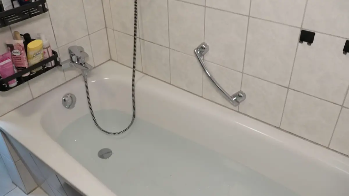 In dieser Badewanne bekam Joel einen Stromschlag