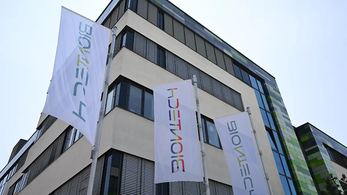 Fahnen wehen vor dem Büro- und Laborgebäude des Pharmaunternehmens Biontech. Das Mainzer Pharmaunternehmen will den Rivalen Curevac aus Tübingen übernehmen. Es gebe ein öffentliches Umtauschangebot für alle Aktien von Curevac, teilte Biontech mit. +++ dpa-Bildfunk +++