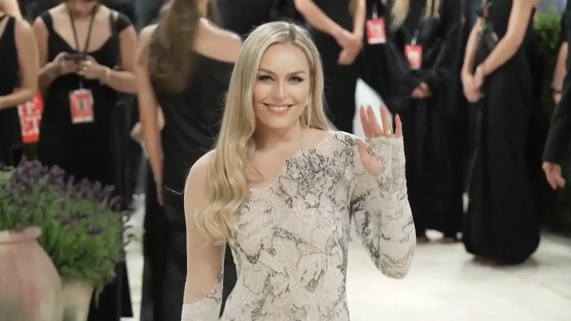 Nach Horrorsturz! Ski-Star Lindsey Vonn überrascht mit DIESEM Auftritt Auf der Met Gala in New York
