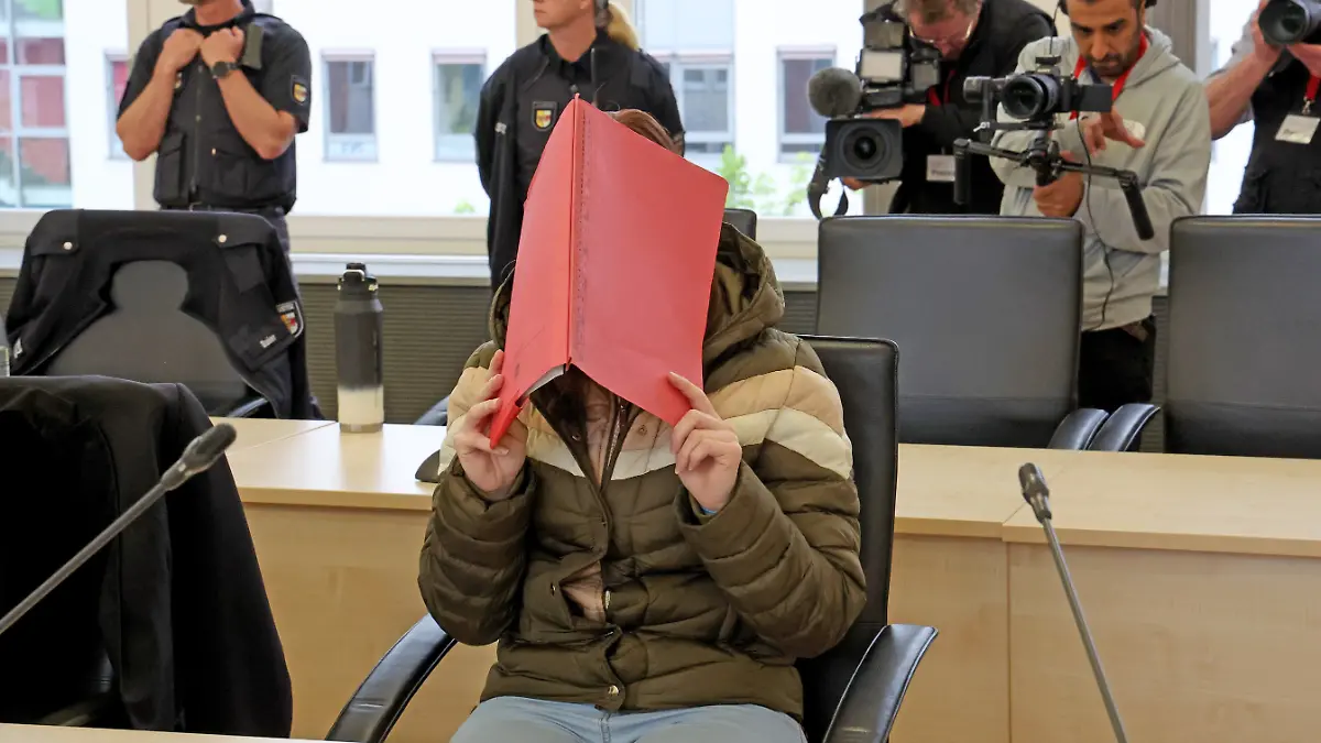 05.05.2026, Mecklenburg-Vorpommern, Rostock: Die Angeklagte wartet im Saal des Landgerichts auf die Fortsetzung des Verfahrens wegen Mordes. Der Angeklagten wird vorgeworfen, am 10.10.2025 heimtückisch und aus sonst niedrigen Beweggründen den zur Tatzeit 8-jährigen Fabian aus Güstrow getötet zu haben. Foto: Bernd Wüstneck/dpa +++ dpa-Bildfunk +++