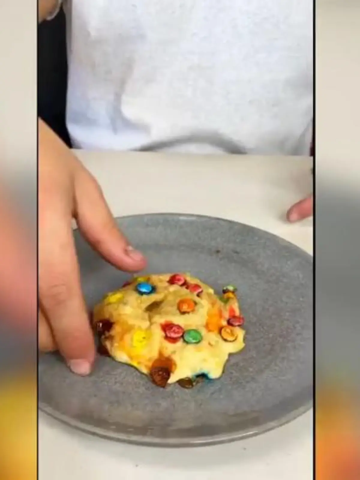 Ein TikTok-User zeigt, wie er mit nur wenigen Zutaten einen Keks in nur einer Minute herstellt. Lecker und schnell!