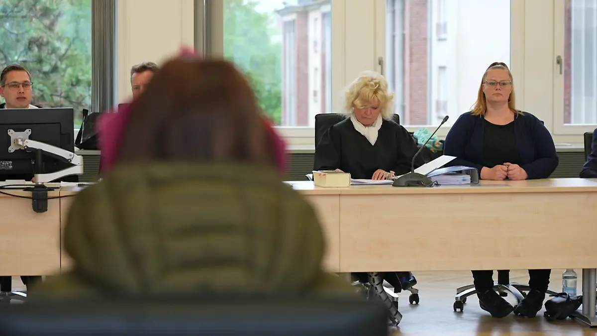 Dorina L. und Gina H. sitzen sich gegenüber 