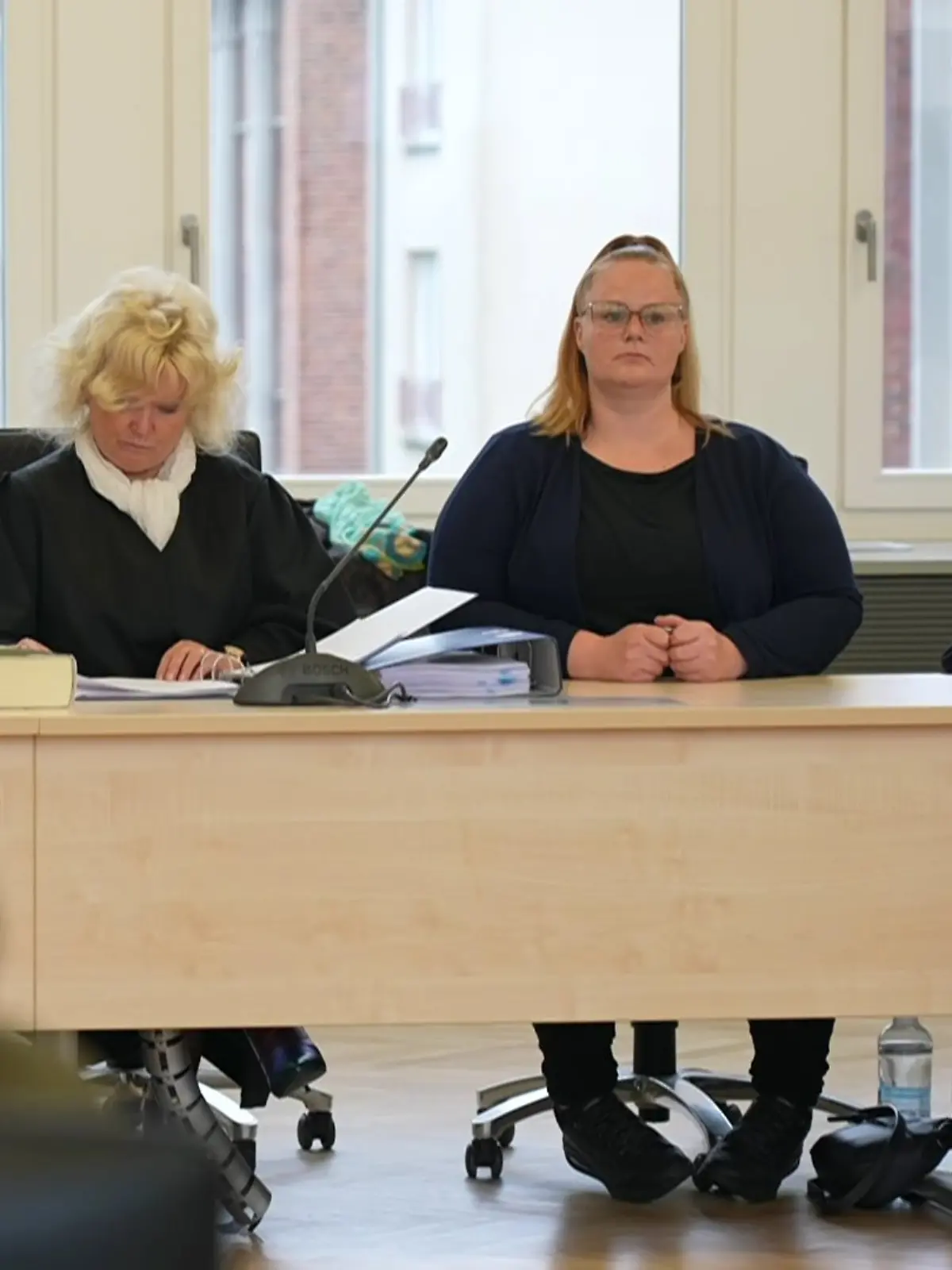 Dorina L. und Gina H. sitzen sich gegenüber 