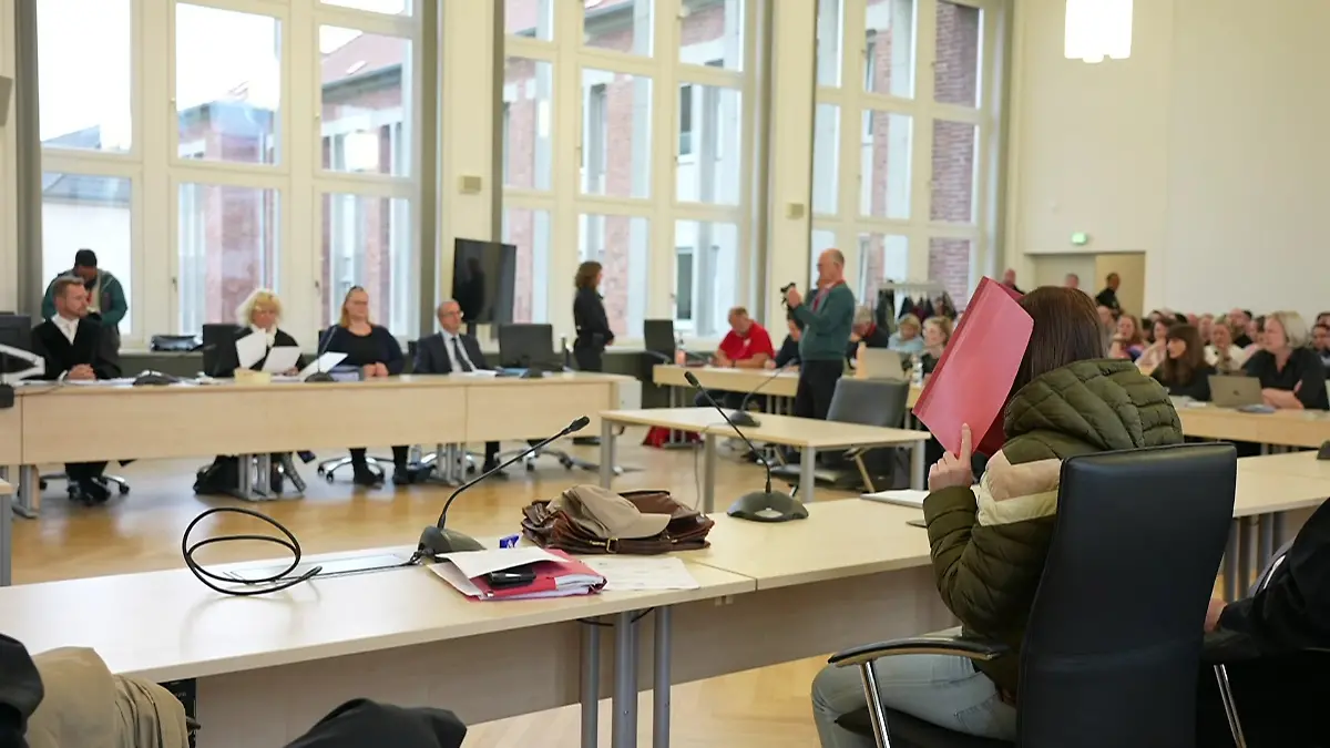 Angeklagte Gina H. verdeckt ihr Gesicht