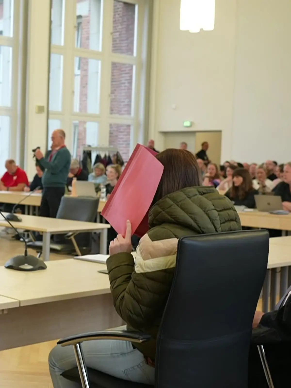 Angeklagte Gina H. verdeckt ihr Gesicht