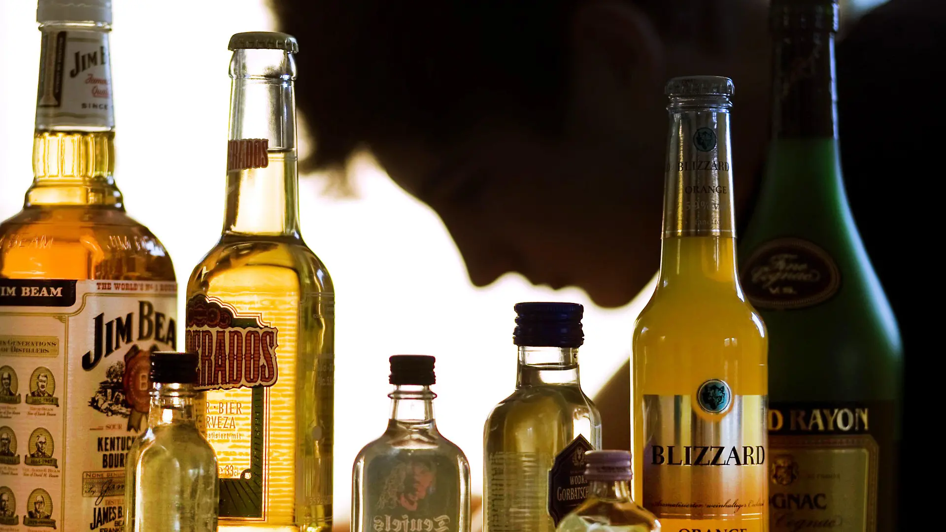 ARCHIV - Ein Jugendlicher sitzt hinter Flaschen mit Alkohol in Schwerin (Illustration vom 07.09.2009). Die nordrhein-westfälische Gesundheitsministerin Steffens stellt am Montag in Düsseldorf eine neue Initiative gegen "Komatrinken" vor. Foto: Jens Büttner/dpa +++(c) dpa - Bildfunk+++