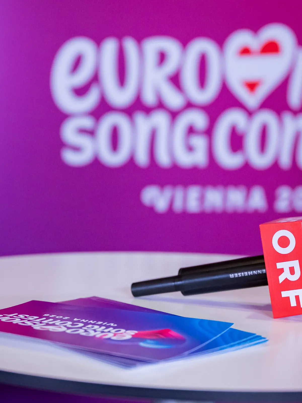 20251216 Eurovision Song Contest 2026 - ORF-Medienupdate WIEN, OESTERREICH - 16. DEZEMBER: Sujet - Symbolbild - Mediengespraech anlaesslich eines ORF Updates zum 70. ESC - Eurovision Song Contest vom 12. bis zum 16. Mai 2026 in Wien im Foyer der Halle F der Wiener Stadthalle am 16. Dezember 2025 in Wien, Oesterreich. 251216_SEPA_17_008 Copyright: xIsabellexOuvrardx SEPAxMedia