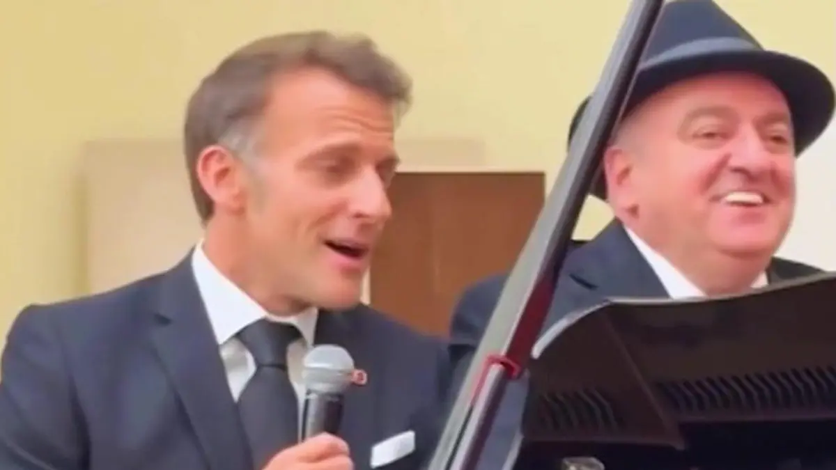 Präsidenten-Boyband? Hier verzückt Emmanuel Macron mit Gesangseinlage Bei Gipfel in Armenien