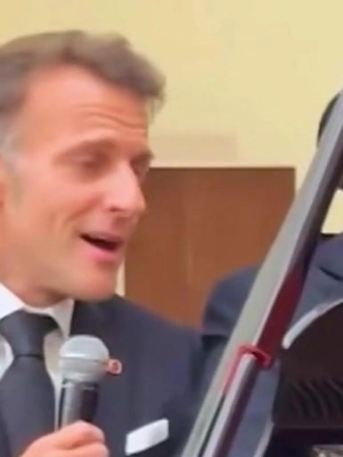 Bild zu: "Präsidenten-Boyband? Hier verzückt Emmanuel Macron mit Gesangseinlage"