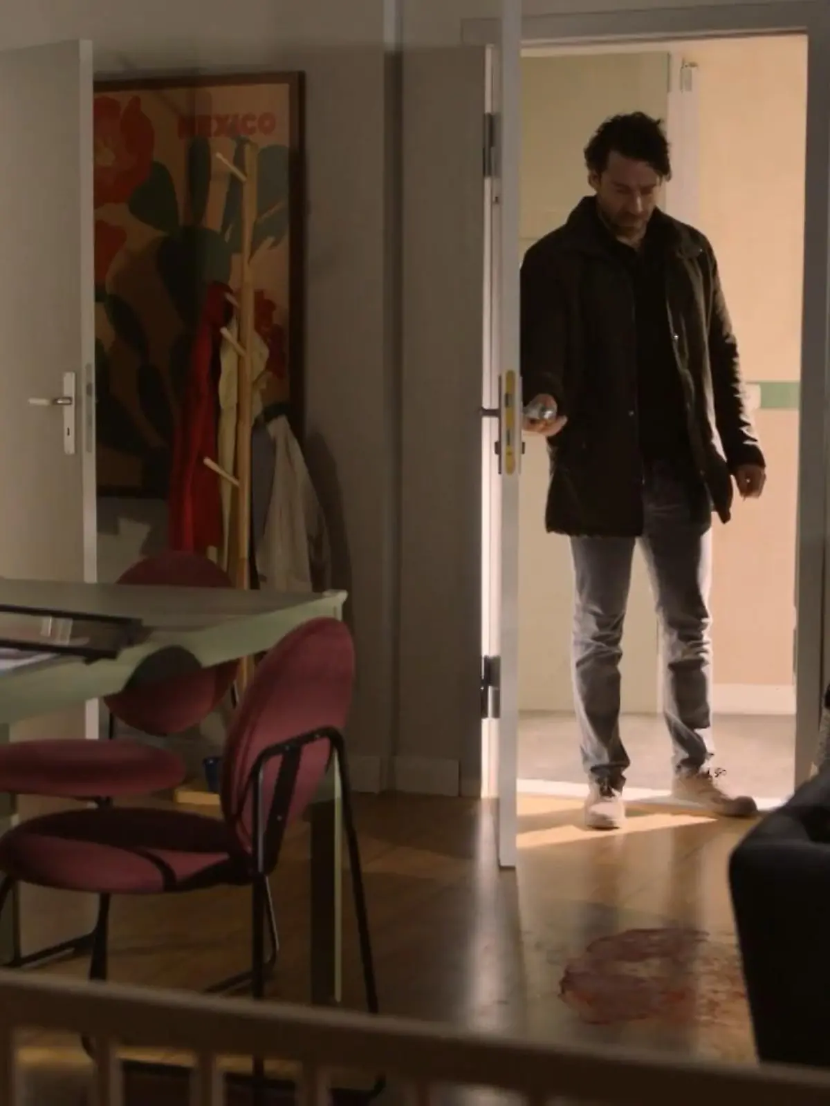 Bild zu: "Carlos betritt zum ersten Mal wieder seine Wohnung"
