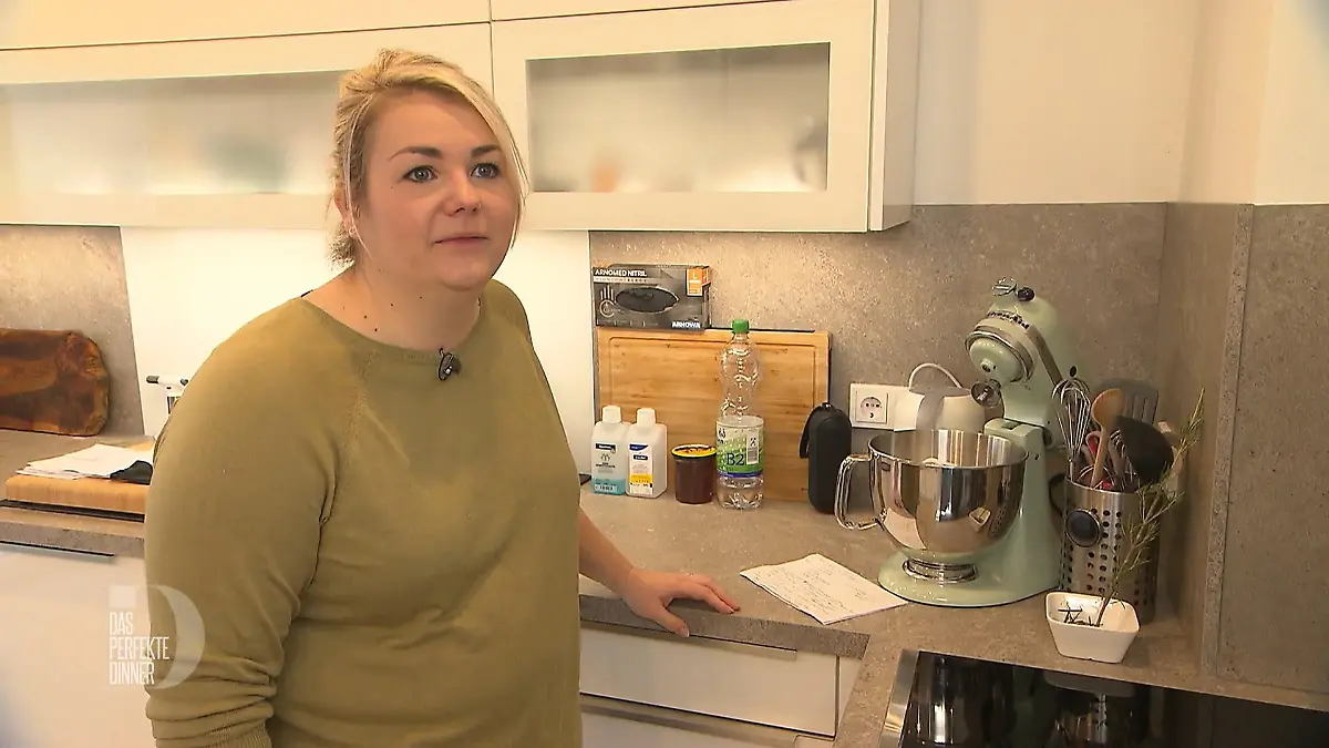 Diana richtet alles aufs Dinner aus Neue Küche, große Pläne