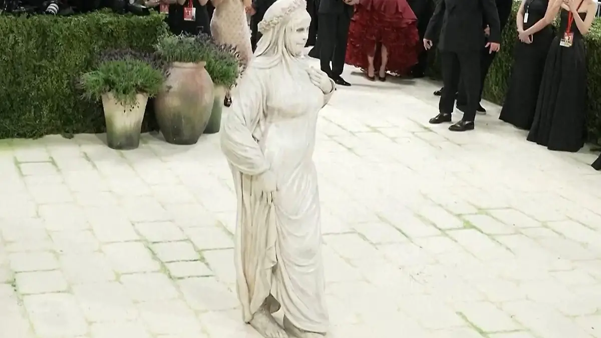 Bei Met Gala in New York – Heidi Klum spaltet mit DIESEM Outfit das Netz! Supermodel als lebendige Marmorstatue