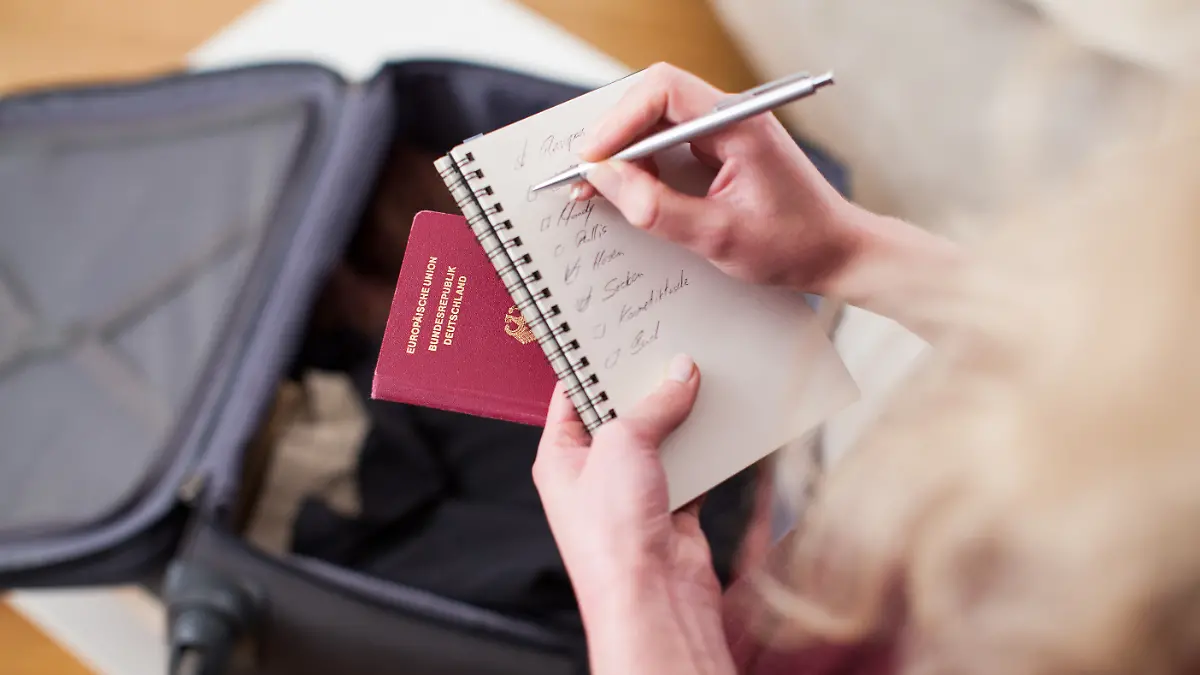 Oft checken Urlauber erst beim Kofferpacken ihre Dokumente.