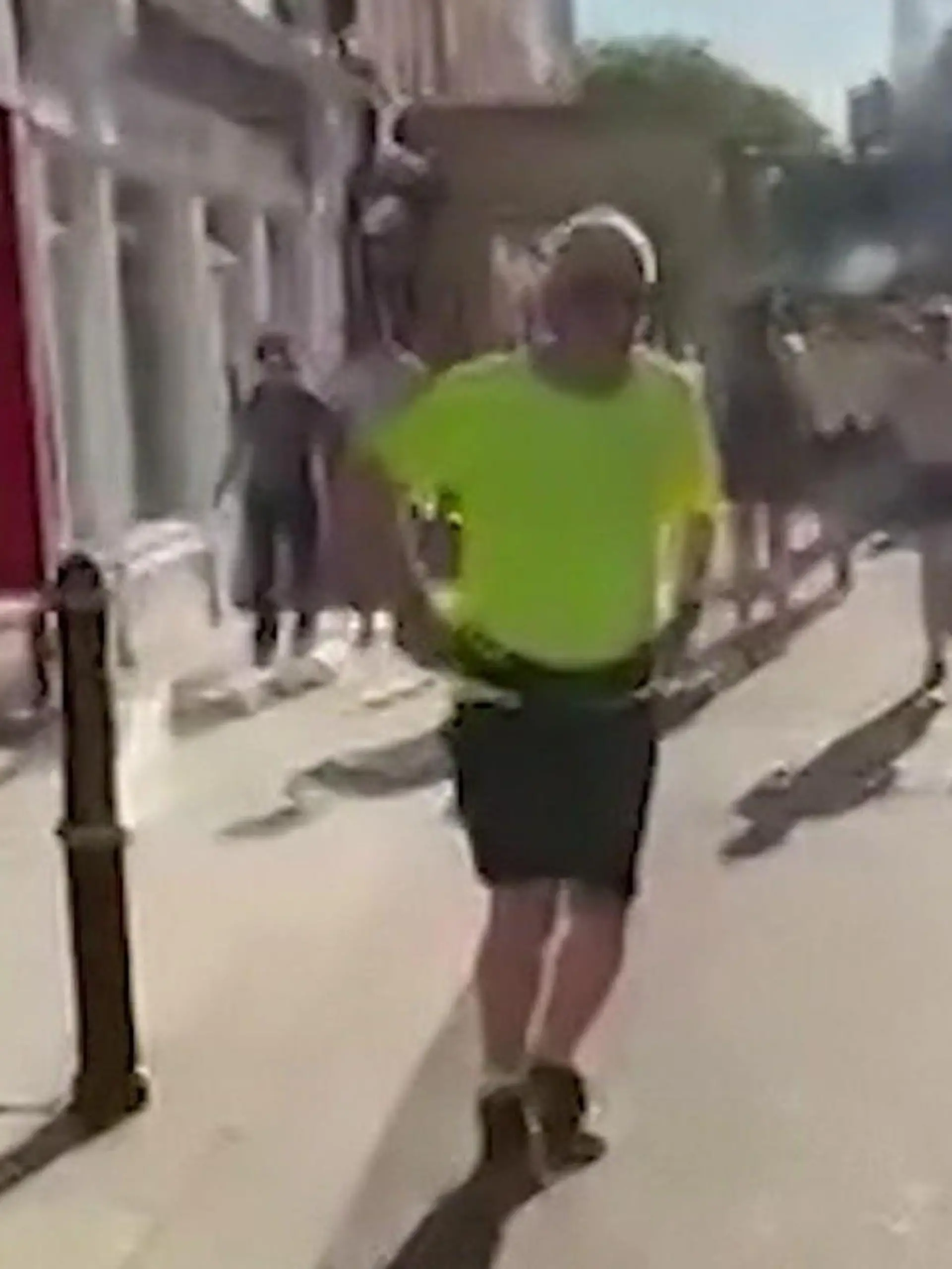 Bild zu: "Beim Joggen ausgepeitscht! Touristen schockieren mit DIESER Aktion "