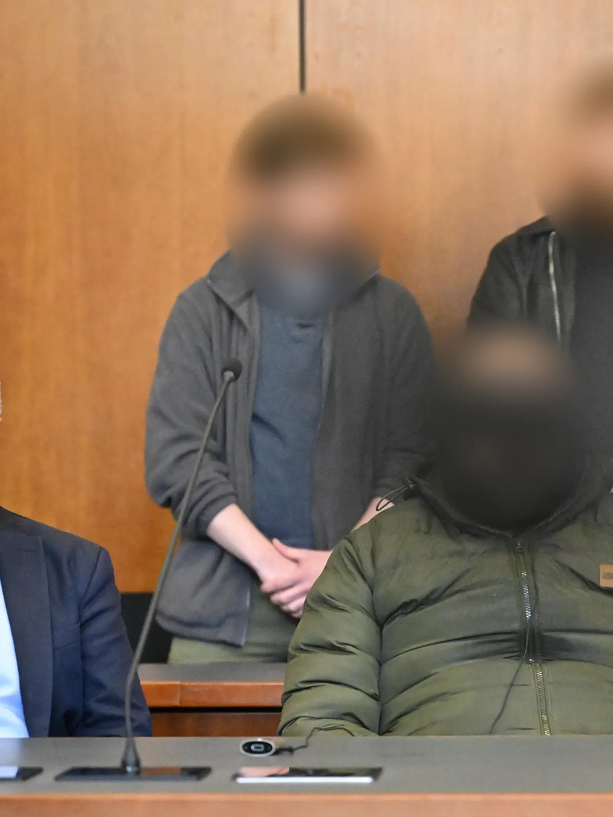 Der Angeklagte sitzt im Sitzungssaal des Landgerichts neben seinem Dolmetscher (vorne l). Nach dem Prozess um den tödlichen Stoß gegen die 16-jährige Liana vor einen Güterzug in Niedersachsen muss der Beschuldigte in die Psychiatrie. Für den 31-Jährigen werde die Unterbringung in einem psychiatrischen Krankenhaus angeordnet, sagte der Richter im Landgericht Göttingen.