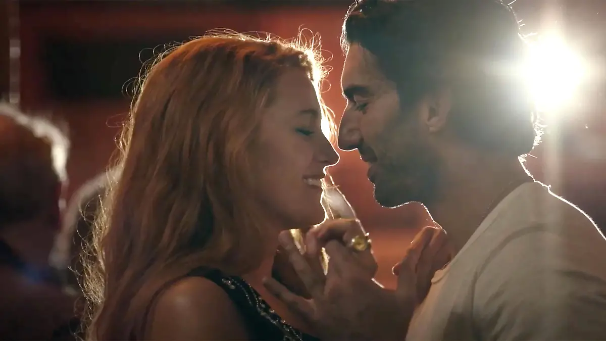 It Ends with Us USA. Justin Baldoni and Blake Lively in It Ends with Us  Sony Pictures is a 2024 American romantic drama film directed by Justin Baldoni from a screenplay by Christy Hall, based on the 2016 novel of the same name by Colleen Hoover. The film stars Blake Lively, Baldoni, Brandon Sklenar, Jenny Slate, and Hasan Minhaj. Captioned 10 August 2024 LMK110-MB022-100824 Supplied by LMKMEDIA. Editorial Only. Landmark Media is not the copyright owner of these Film or TV stills but provides a service only for recognised Media outlets. pictureslmkmedia.com PUBLICATIONxNOTxINxUKxUSAxCAN