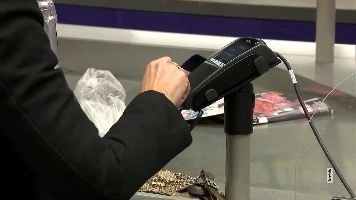 Zahlen mit Smartphone im Trend Mobile Payment auf dem Vormarsch