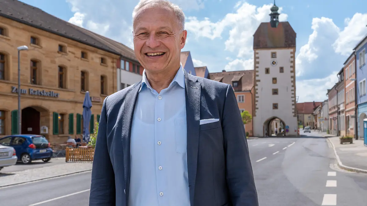 Deutschland, Vilseck, Oberpfalz, 5. Mai 2026, Thorsten Grädler, 61, frisch gewählter neuer Bürgermeister von Vilseck, Partei: Einheitsblock - Freie Wählerschaft, heute an seinem 2. Tag im Amt, auf dem Marktplatz in Vilseck, vom Standort Vilseck sollen 5.000 US-Soldaten abgezogen werden, die Stryker-Brigade ist in den nahegelegenen Rose Barracks stationiert, Kaserne beim Truppenübungsplatz Grafenw2öhr, geplanter US-Truppenabzug bringt Probleme für die Ortschaften in der unmittelbaren Nähe, wie Vilseck, die in den letzten 70 Jahren von der Stationierung profitiert hatten, Krise, Bayern,