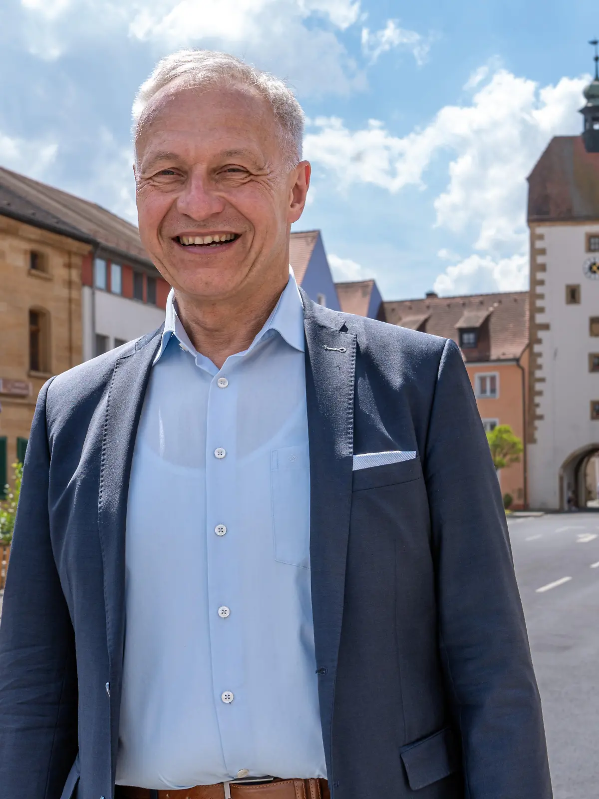 Deutschland, Vilseck, Oberpfalz, 5. Mai 2026, Thorsten Grädler, 61, frisch gewählter neuer Bürgermeister von Vilseck, Partei: Einheitsblock - Freie Wählerschaft, heute an seinem 2. Tag im Amt, auf dem Marktplatz in Vilseck, vom Standort Vilseck sollen 5.000 US-Soldaten abgezogen werden, die Stryker-Brigade ist in den nahegelegenen Rose Barracks stationiert, Kaserne beim Truppenübungsplatz Grafenw2öhr, geplanter US-Truppenabzug bringt Probleme für die Ortschaften in der unmittelbaren Nähe, wie Vilseck, die in den letzten 70 Jahren von der Stationierung profitiert hatten, Krise, Bayern,