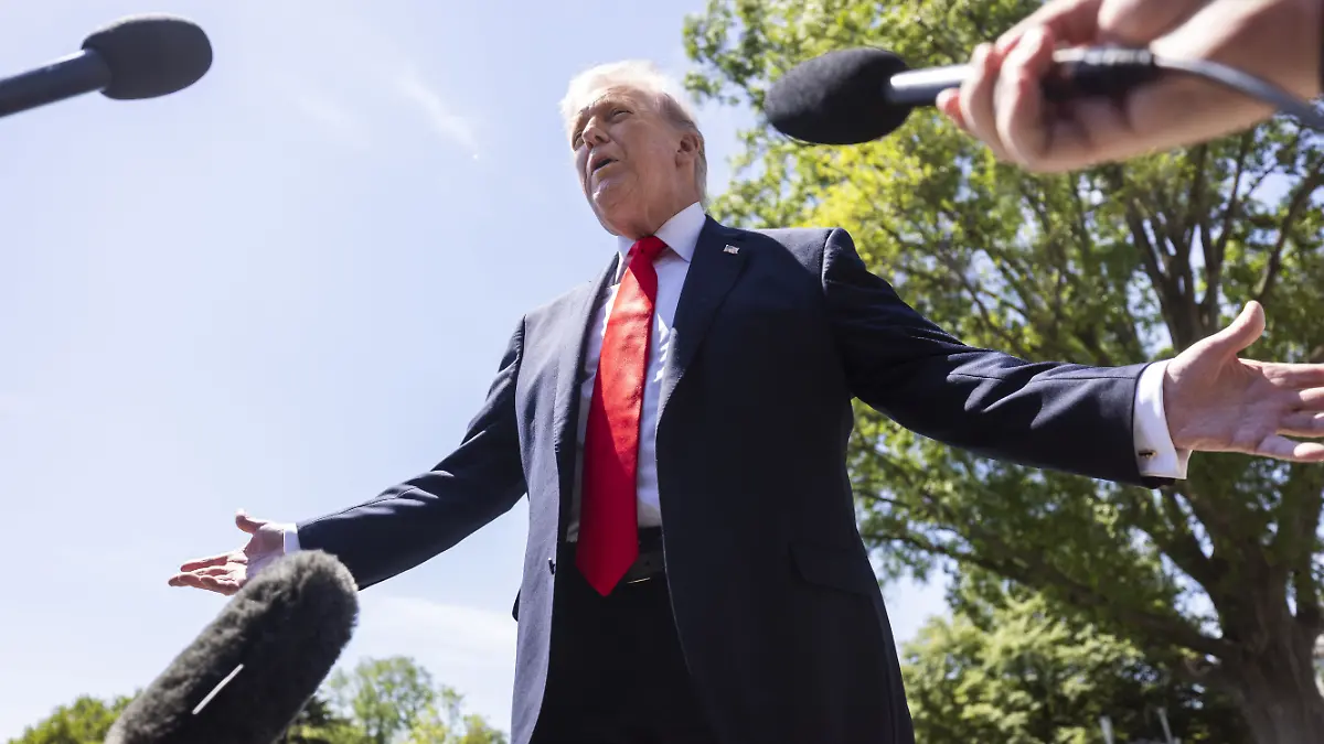 US President Donald Trump speaks to reporters as he departs the White House for Florida in Washington, DC, USA, 01 May 2026. Trump spoke about Iran, as well as about Spirit Airlines, saying his administration gave the airline a final bailout proposal. CAP/MPI/RS ©RS/MPI/Capital Pictures