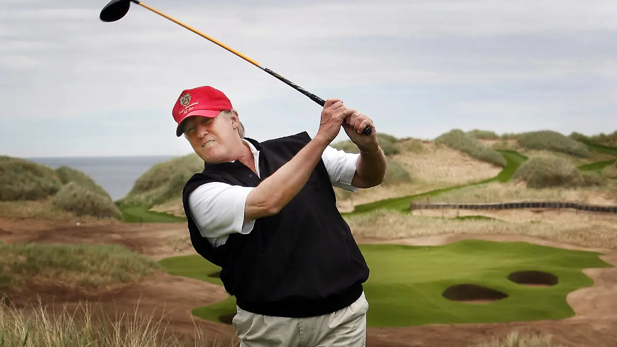 FILE - epa02787146 US business magnate Donald Trump watches his shot at his luxury golf resort during a visit to the Menie estate in Aberdeenshire, Scotland, Britain, 20 July 2011. Donald Trump is in Scotland to view developments as work has started at his planned 750 million pounds (850 million euros) luxury golf and housing resort. EPA/DANNY LAWSON UK AND IRELAND OUT - NO COMMERCIAL SALES (zu dpa "Trump erleidet Niederlage: Muss Windräder vor Golfplatz hinnehmen " am 15.12.2015) +++ dpa-Bildfunk +++