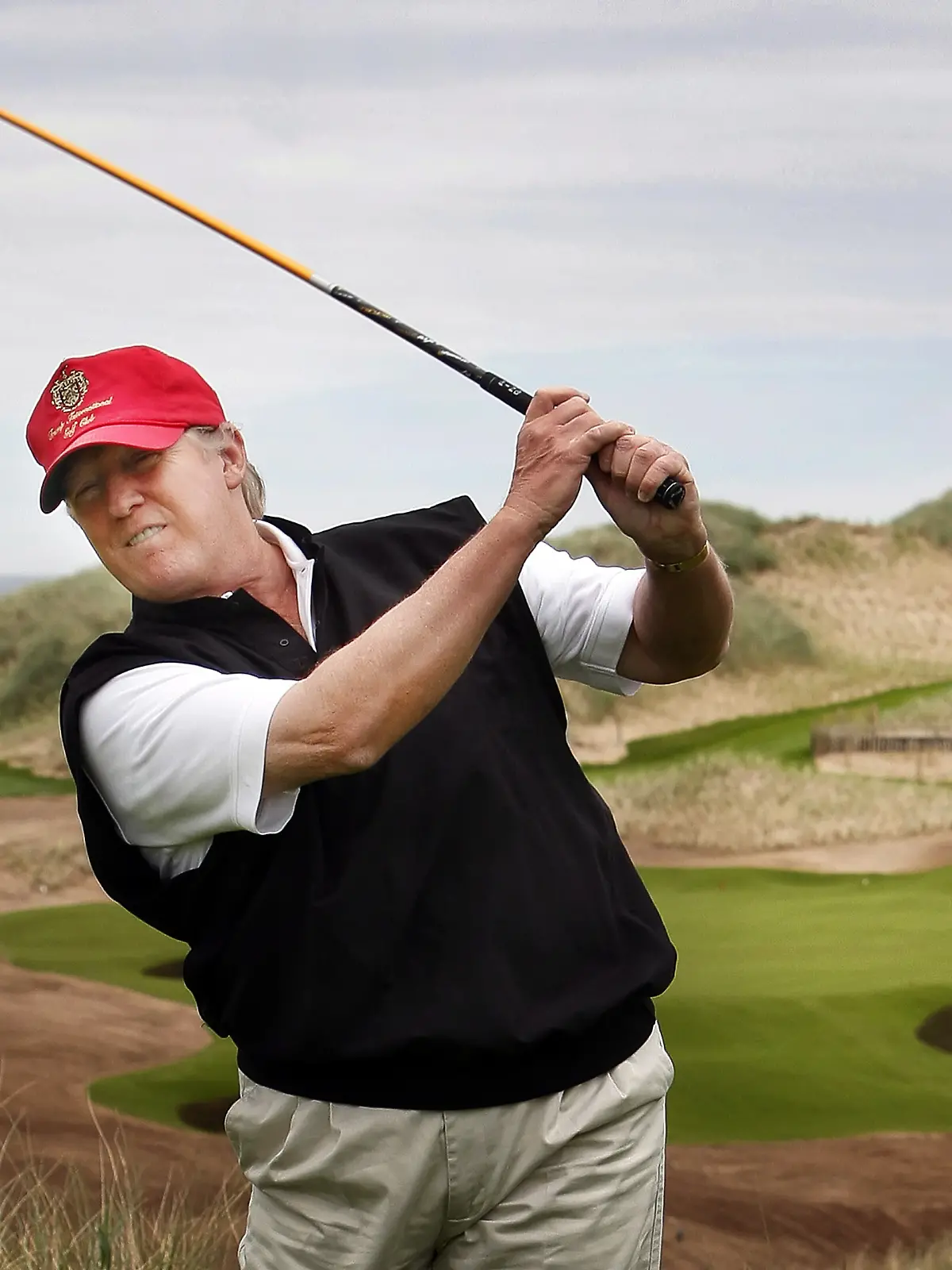 FILE - epa02787146 US business magnate Donald Trump watches his shot at his luxury golf resort during a visit to the Menie estate in Aberdeenshire, Scotland, Britain, 20 July 2011. Donald Trump is in Scotland to view developments as work has started at his planned 750 million pounds (850 million euros) luxury golf and housing resort. EPA/DANNY LAWSON UK AND IRELAND OUT - NO COMMERCIAL SALES (zu dpa "Trump erleidet Niederlage: Muss Windräder vor Golfplatz hinnehmen " am 15.12.2015) +++ dpa-Bildfunk +++