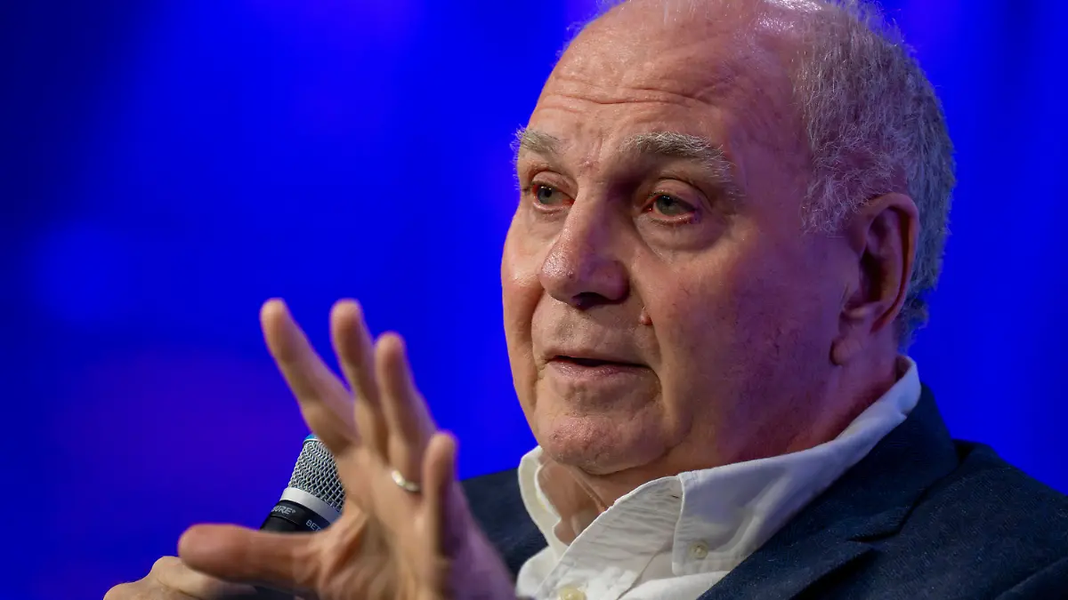 ARCHIV - 01.12.2025, Bayern, München: Uli Hoeneß, Ehrenpräsident des FC Bayern München, nimmt am Talk "Wie bleibt Fußball Business-König" auf dem Kongress Sport Marke Medien teil. (zu dpa: «Hoeneß kritisiert Nagelsmann - Neuer als Pate für Urbig?») Foto: Peter Kneffel/dpa +++ dpa-Bildfunk +++