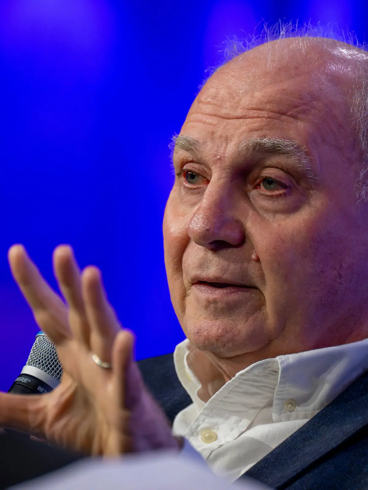 ARCHIV - 01.12.2025, Bayern, München: Uli Hoeneß, Ehrenpräsident des FC Bayern München, nimmt am Talk "Wie bleibt Fußball Business-König" auf dem Kongress Sport Marke Medien teil. (zu dpa: «Hoeneß kritisiert Nagelsmann - Neuer als Pate für Urbig?») Foto: Peter Kneffel/dpa +++ dpa-Bildfunk +++