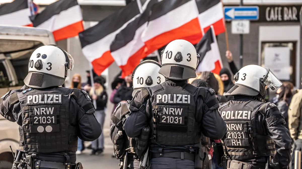 Die Neonazi Gruppe Jung und Stark, JS, demonstriert in der Innenstadt von Essen, fordern Remigration von Ausländern, Skandieren Deutschland den Deutschen Ausländer raus, ca. 150 Ultra Rechte, in Schwarz gekleidet und mit Szenetypischen Kleidungstücken, mehrere Gruppen demonstrieren gegen den Nazi Aufmarsch, Essen, NRW, Deutschland,