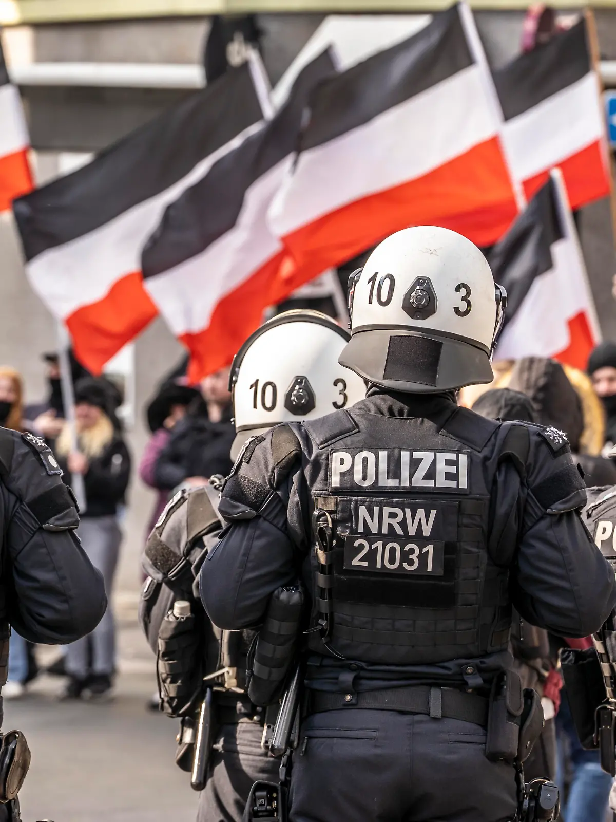 Die Neonazi Gruppe Jung und Stark, JS, demonstriert in der Innenstadt von Essen, fordern Remigration von Ausländern, Skandieren Deutschland den Deutschen Ausländer raus, ca. 150 Ultra Rechte, in Schwarz gekleidet und mit Szenetypischen Kleidungstücken, mehrere Gruppen demonstrieren gegen den Nazi Aufmarsch, Essen, NRW, Deutschland,